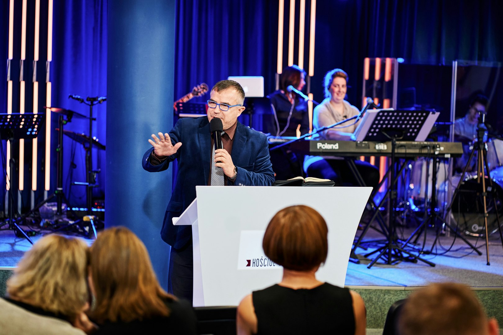 Pastor Robert przy mównicy