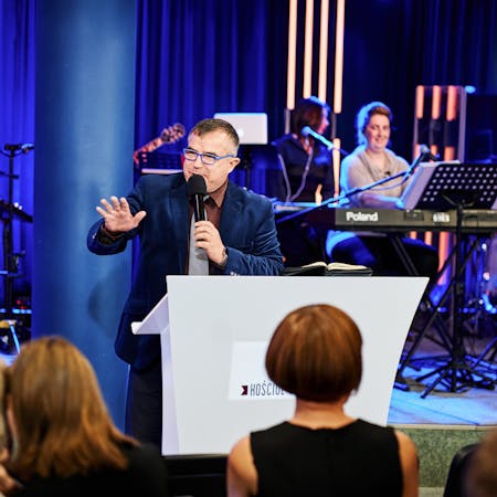 Pastor Robert przy mównicy